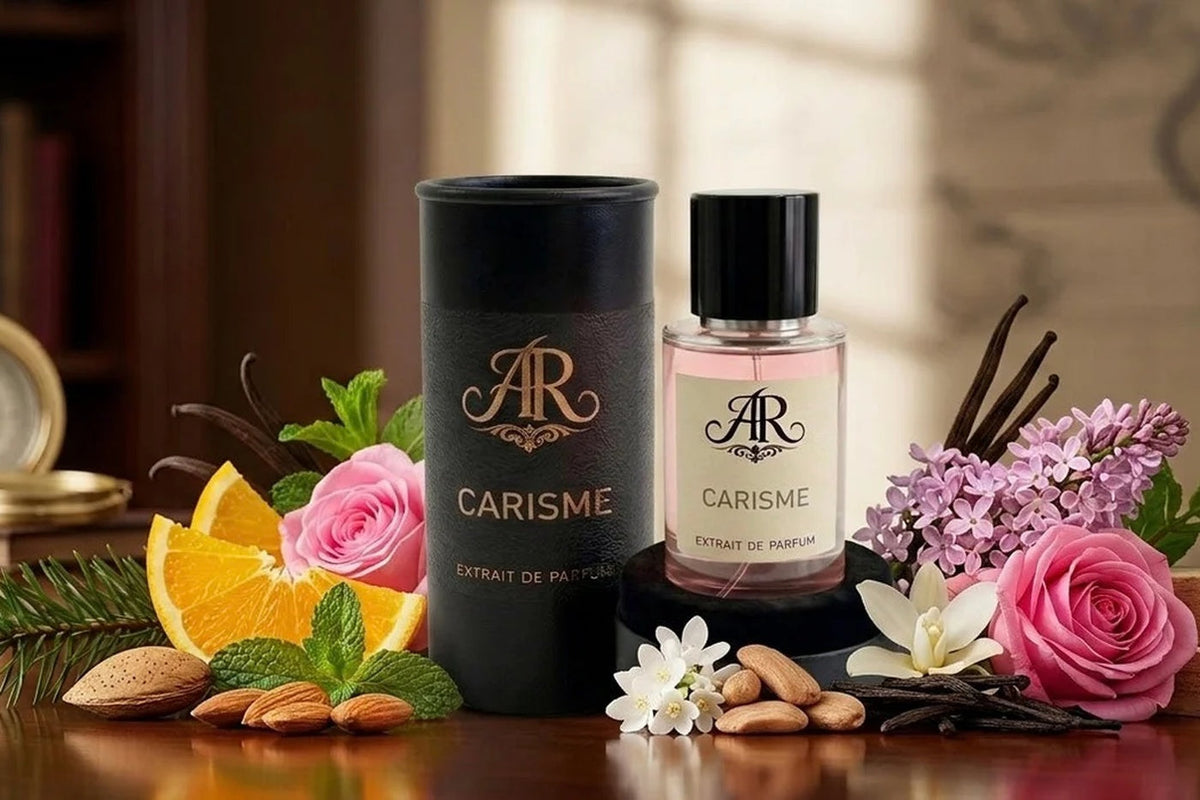 ARS RESONANDI Carisme Parfumflakon mit Rosen, Flieder, Zitrusfrüchten, Vanille, Mandeln und edlem Kompass im Hintergrund. 